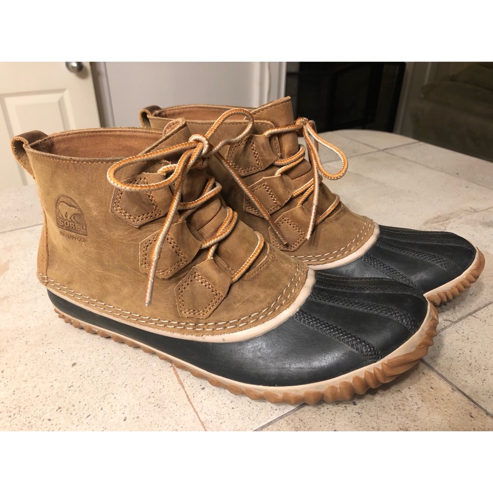 Used Sorel Out N About ankle boots. 🥾